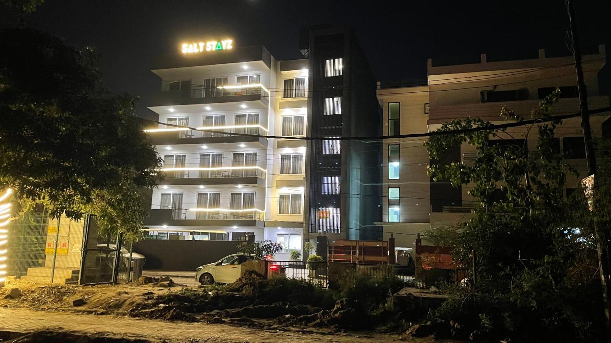 Saltstayz Studio Apartment - Near Artemis & Medanta Hospital Гургаон Экстерьер фото